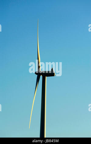 Turbina eolica insieme contro un chiaro blu cielo invernale Foto Stock