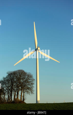 Turbina eolica insieme contro un chiaro blu cielo invernale Foto Stock