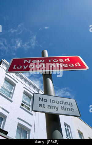 British cartello stradale che indica un nuovo tracciato stradale davanti, in Kingston upon Thames Surrey, Inghilterra, sopra nessun caricamento in qualsiasi momento segno Foto Stock