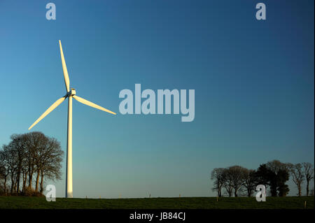 Turbina eolica insieme contro un chiaro blu cielo invernale Foto Stock