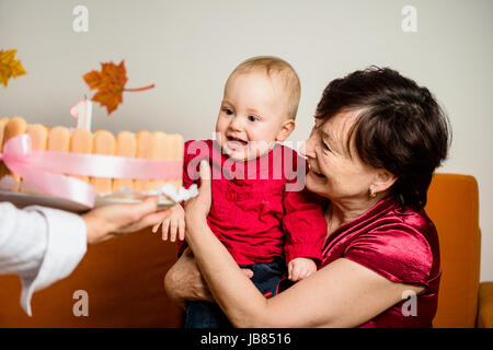 Nonna con il suo bambino nipote celebrando primo compleanno Foto Stock