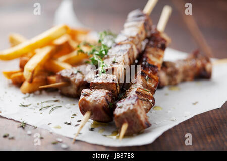 Spiedino di carne con erbe aromatiche, calce e pane pita Foto Stock