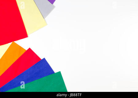 Selezione di feltro colorato fogli disposti come telaio di frontiera su sfondo bianco. Vista superiore Foto Stock