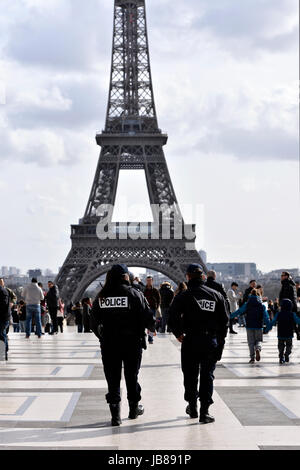 Pattuglia della polizia al Trocadéro Tour Eiffel, Parigi, Francia Foto Stock