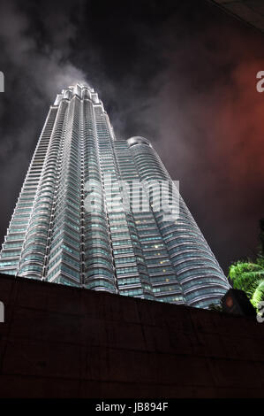 KUALA LUMPUR - aprile 10: vista generale della Petronas Twin Towers di notte il Apr 10, 2011 a Kuala Lumpur, Malesia. Le torri sono i mondi più alte torri gemelle con l'altezza di 451.9m. Foto Stock