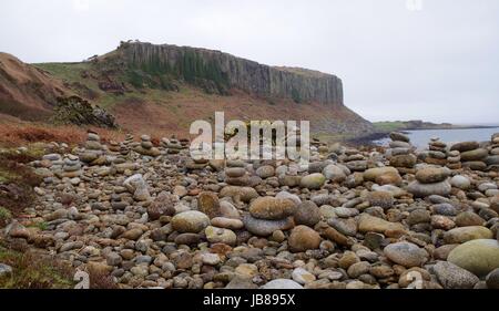 Equilibrato spiaggia ciottoli al davanzale Doon a Drumadoon Point. Arran, Scozia. Aprile 2017. Foto Stock