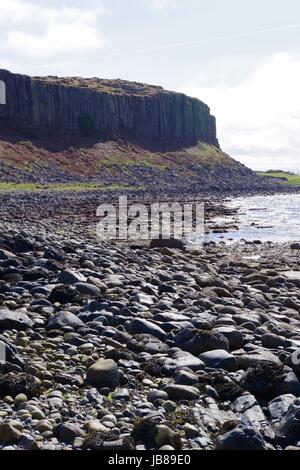 Foreshore e domina il Doon davanzale a Drumadoon Point. Arran, Scozia. Aprile 2017. Foto Stock