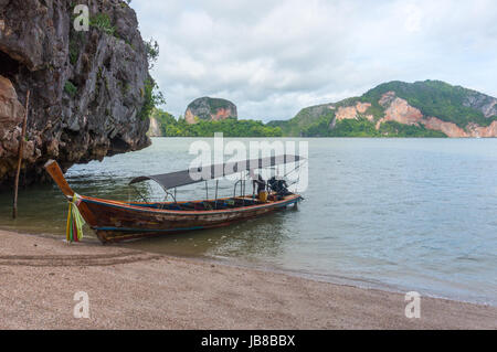 Longtail boat sulle rive dell isola di James Bond in Thailandia Foto Stock