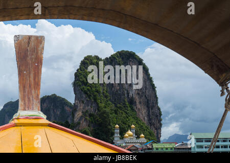 Avvicinando la floating villaggio mussulmano di Koh Panyee in un Thai longtail boat Foto Stock