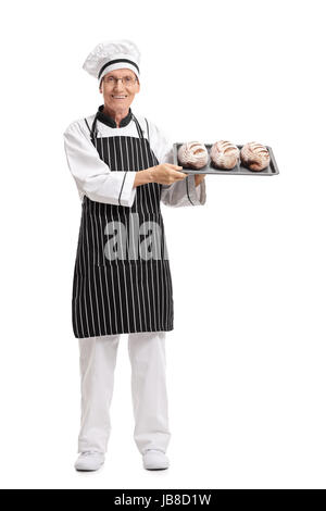 A piena lunghezza Ritratto di un fornaio tenendo un vassoio con pani isolati su sfondo bianco Foto Stock