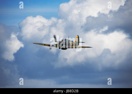 Hawker Sea Hurricane 1B in volo ad uno spettacolo aereo all'aeroporto di Shuttleworth. Grandi nuvole Foto Stock