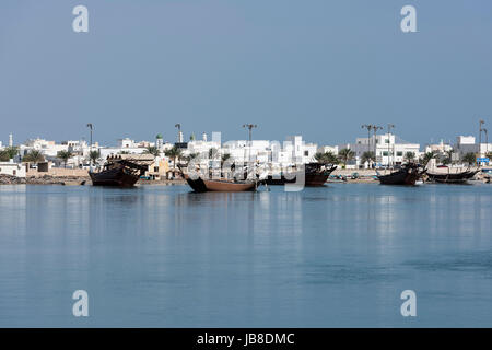 Vista di una fabbrica di barche a Sur, Oman, dove vengono realizzati i tradizionali dhow in legno, navi in legno, Sur, Sultanato dell'Oman Foto Stock
