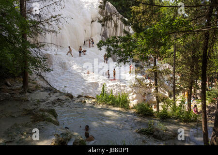 Bagni San Filippo, Italia - 2 Giugno 2017: la gente di balneazione in Bagni San Filippo naturale piscine termali in Toscana, Italia Foto Stock