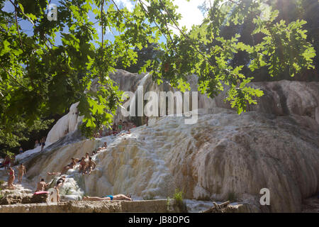 Bagni San Filippo, Italia - 2 Giugno 2017: la gente di balneazione in Bagni San Filippo naturale piscine termali in Toscana, Italia Foto Stock