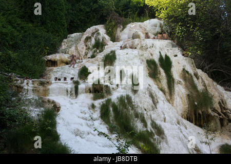 Bagni San Filippo, Italia - 2 Giugno 2017: la gente di balneazione in Bagni San Filippo naturale piscine termali in Toscana, Italia Foto Stock