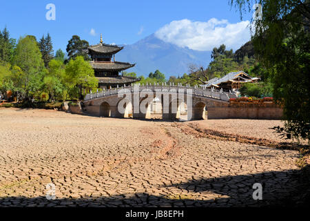 Durante un periodo di siccità in Cina, Spaccature nel suolo sono che mostra in un letto del fiume a causa del riscaldamento globale Foto Stock