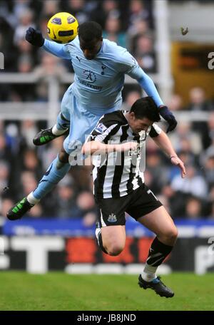 SEBASTIEN BASSONG JOEY BARTON NEWCASTLE V TOTTENHA NEWCASTLE V Tottenham Hotspur St James Park Newcastle Inghilterra 22 Gennaio 20 Foto Stock