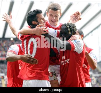 ROBIN VAN PERSIE PUNTEGGI 0.4 JA NEWCASTLE V ARSENAL St James Park Newcastle Inghilterra 05 Febbraio 2011 Foto Stock