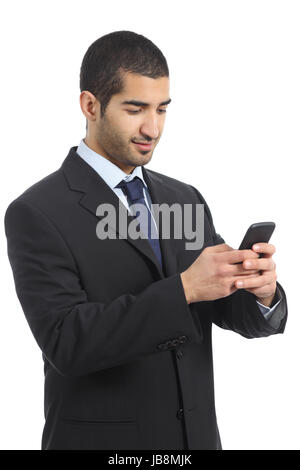 Arab business uomo al lavoro utilizzando un telefono cellulare isolato su uno sfondo bianco Foto Stock