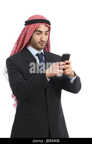 Arabia saudita Arab Emirates business man utilizzando uno smartphone isolato su uno sfondo bianco Foto Stock