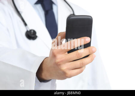 Close up di un medico man mano che regge e utilizzando un telefono intelligente isolato su uno sfondo bianco Foto Stock