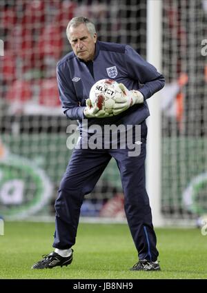 RAY CLEMENCE INGHILTERRA GOALKEEPING COACH INGHILTERRA GOALKEEPING COACH PARKEN Copenhagen DANIMARCA 09 Febbraio 2011 Foto Stock