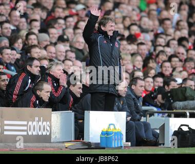 S CLARKE S LEE K DALGLISH LIVERPOOL V MANCHESTER U LIVERPOOL V MANCHESTER UNITED ANFIELD LIVERPOOL ENGLAND 06 Marzo 2011 Foto Stock