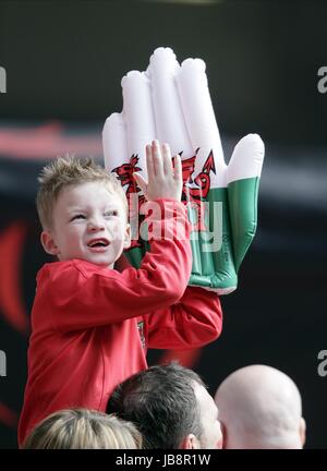 Giovani FAN DEL GALLES CHEERS IL SUO TÈ GALLES V INGHILTERRA Millenium Stadium Cardiff Galles 26 Marzo 2011 Foto Stock