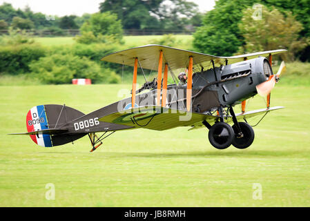 Bristol F.2b Fighter, caccia biplano "Brisfit" della prima guerra mondiale in un airshow all'aeroporto di Shuttleworth Foto Stock