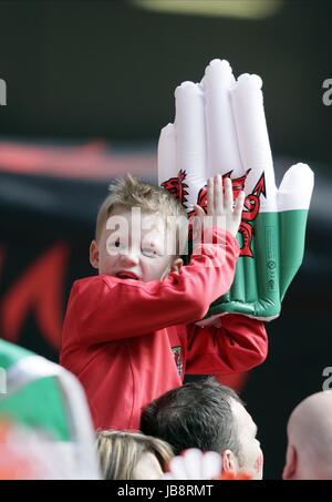 Giovani FAN GALLESE CHEERS SU TEAM GALLES V INGHILTERRA GALLES V INGHILTERRA Millenium Stadium Cardiff Galles 26 Marzo 2011 Foto Stock