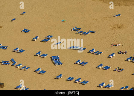 Un gruppo di lettini nella spiaggia di Benidorm Foto Stock