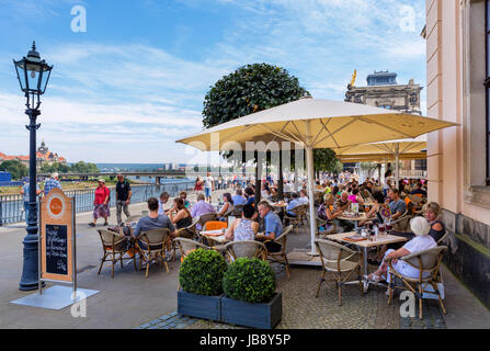 Cafe sulla Brühlsche Terrasse affacciato sul fiume Elba a Dresda, Sassonia, Germania Foto Stock