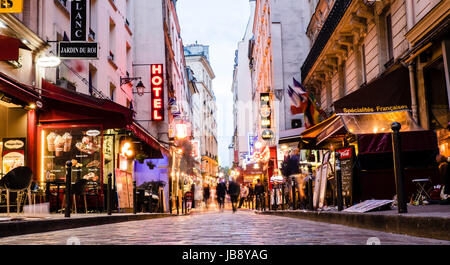 Bar e caffè di notte in St Germain-des-Pres, sulla riva sinistra di Parigi, Francia Foto Stock