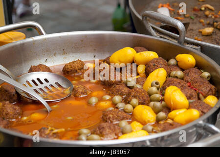 Vaso metallico comprendente un piatto di cucina orientale con polpettine di carne, le olive e le patate in salsa piccante Foto Stock