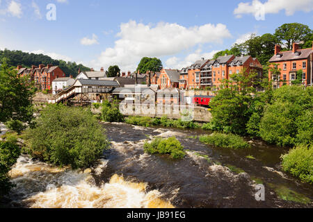 Llangollen in con il patrimonio di vapore della stazione ferroviaria e del fiume Dee Foto Stock