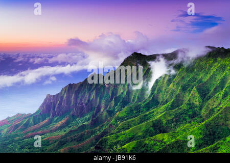 Luce della Sera sul Kalalau Valley e della Costa Na Pali dal sentiero Pihea, Kokee State Park, Kauai, Hawaii USA Foto Stock