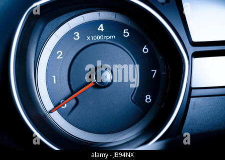 Foto presenta auto del veicolo, il tachimetro o contagiri con visibile sul display informazioni - accensione della spia freni e la spia di allarme del sistema, simboli visibili del quadro strumenti ( dieci controllo della spia di avvertimento). Foto Stock