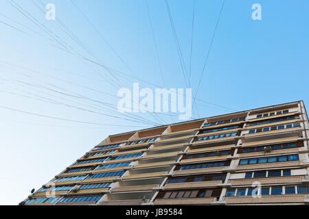 Fili elettrici esterni di Urban Apartment House Foto Stock