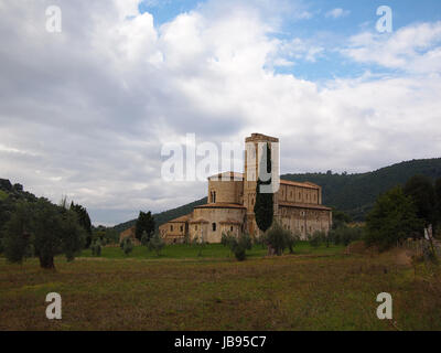 Celebre chiesa di Sant'Antimo o abbazia di Sant'Antimo vicino a Montalcino in Val d'Orcia in Toscana. Oggi è utilizzato come un monastero dove i monaci che vivono quotidianamente cantare i canti gregoriani. Foto Stock