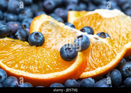 Appena raccolti i mirtilli con Orange, primo piano Foto Stock