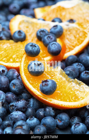 Appena raccolti i mirtilli con Orange, primo piano Foto Stock