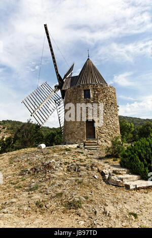 Grimaud, Moulin de la Gardiolle, Moulin St Roch, Windmühle aus dem 17. Jahrhundert, Cote d'Azur, Provenza - Grimaud, xvii secolo Saint Roch il mulino a vento (Moulin de la Gardiolle, Moulin St Roch), Cote d'Azur, in Francia Meridionale, Europa Foto Stock