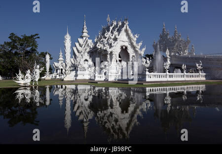 Der Tempel Wat Rong Khun 12 Km suedlich von Chiang Rai in der Provinz Chiang Rai im Norden von tailandia in Suedostasien. Foto Stock
