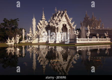 Der Tempel Wat Rong Khun 12 Km suedlich von Chiang Rai in der Provinz Chiang Rai im Norden von tailandia in Suedostasien. Foto Stock