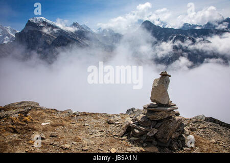 In prossimità del vertice di Gokyo Ri guarda la più alta Himalaya compresi Mt. Everest avvolta nelle nuvole, Nepal. Foto Stock