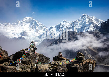 Cho Oyu a 8188 metri (sinistra) dalla preghiera bandiera coperto il vertice di Gokyo Ri nel Parco Nazionale di Sagarmatha, Nepal. Foto Stock