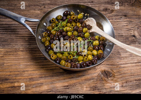 Olive fresche viene cucinato in una padella Foto Stock