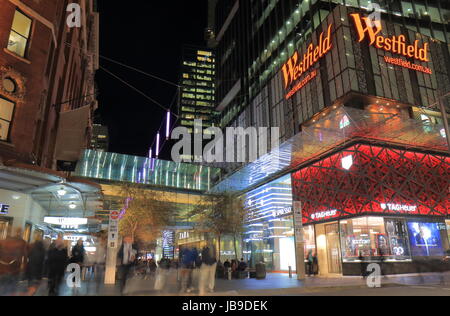 La gente visita Pitt Street Mall shopping nel centro cittadino di Sydney in Australia. Foto Stock