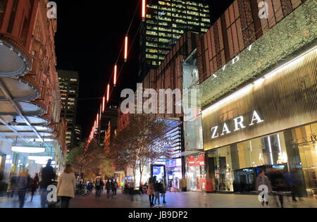 La gente visita Pitt Street Mall shopping nel centro cittadino di Sydney in Australia. Foto Stock