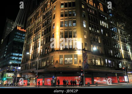 La gente visita David Jones department store in Sydney Australia. David Jones è stata fondata nel 1838 ed è un prodotto high-end Australian department store in catena. Foto Stock